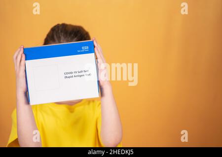 Coronavirus mit schnellem lateralem Fluss, COVID-19-Test. Arzt, Der Einen Schnellen Lateralen Durchflusstest Durchführt Stockfoto