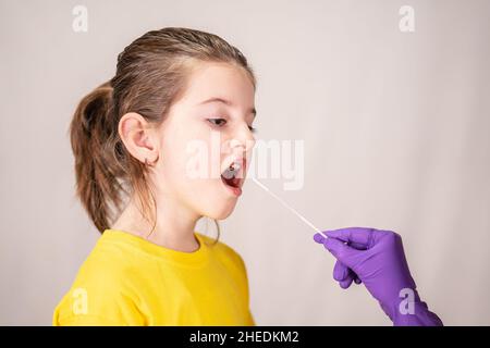Coronavirus mit schnellem lateralem Fluss, COVID-19-Test. Arzt, Der Einen Schnellen Lateralen Durchflusstest Durchführt Stockfoto