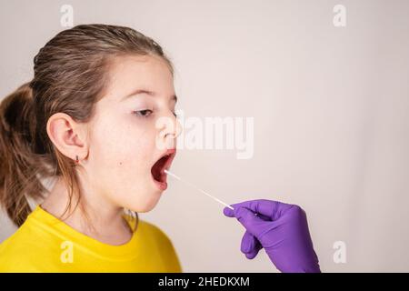 Coronavirus mit schnellem lateralem Fluss, COVID-19-Test. Arzt, Der Einen Schnellen Lateralen Durchflusstest Durchführt Stockfoto