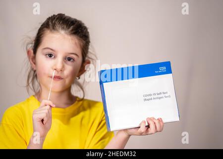 Coronavirus mit schnellem lateralem Fluss, COVID-19-Test. Arzt, Der Einen Schnellen Lateralen Durchflusstest Durchführt Stockfoto