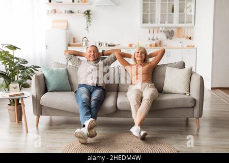 Happy Älteres Paar Sitzt Auf Der Couch Entspannend Ruht Zu Hause Stockfoto
