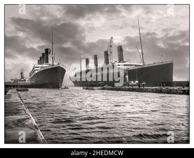 TITANIC & OLYMPIC Schwester Ozeandampfer Vintage B&W RMS Olympic betreten den Hafen von Belfast und RMS Titanic befindet sich im März 1912 in den letzten Vorbereitungen für ihre schicksalhafte Jungfernfahrt am 14th. April 1912 Stockfoto