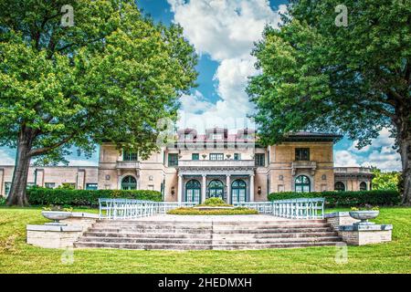 07-14-2021 Tulsa USA - Stühle für formelle Veranstaltungen oder Hochzeiten vor dem Tulsa Garden Center - alte Anlage mit riesigen Bäumen und Springbrunnen Stockfoto