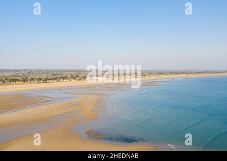 Dieses Landschaftsfoto wurde im Frühjahr in Europa, Frankreich, der Normandie und der Manche aufgenommen. Wir können La grande Plage de Barneville sehen, unter der Sonne Stockfoto