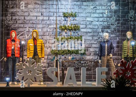 Krasnodar, Russland - Januar 3 2022: Wortverkauf im Schaufenster mit Schaufensterpuppen in Wintermode. Stockfoto