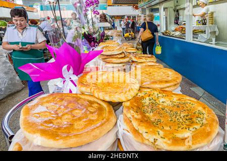 Fladenbrote auf dem Almaty Central Market (Zeleny Bazar) in Almaty Kasachstan Stockfoto