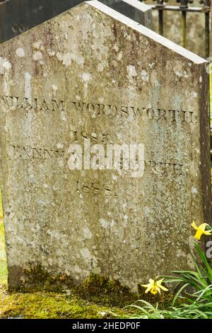 Das Grab und der Grabstein von William Wordsworth in St. Oswald's Kirchhof, Grasmere, Lake District National Park, Cumbria, England Stockfoto