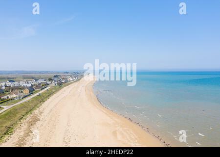 Dieses Landschaftsfoto wurde im Frühjahr in Europa, Frankreich, der Normandie und der Manche aufgenommen. Wir sehen den langen Sandstrand von Utah Beach mit Blick auf die Kanalsee, U Stockfoto