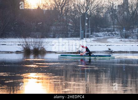 Sportler während eines Wintertrainings auf dem Fluss Warta. Rudern und Kanufahren. Posen, Polen Stockfoto