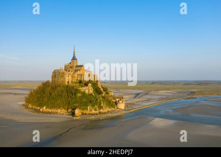 Dieses Landschaftsfoto wurde im Frühjahr in Europa, Frankreich, der Normandie und der Manche aufgenommen. Wir sehen Le Mont-Saint-Michel mit Blick auf die Landschaft der Normandie, darunter Stockfoto