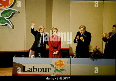 Neil Kinnock, Vorsitzender der Arbeiterpartei, mit seiner Frau Glenys und Roy Hattersley. Colin Welland auf der rechten Seite auf der Parteikonferenz der Labour Party Stockfoto