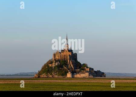 Dieses Landschaftsfoto wurde im Frühjahr in Europa, Frankreich, der Normandie und der Manche aufgenommen. Wir sehen Le Mont-Saint-Michel mitten auf dem Land, unter Stockfoto