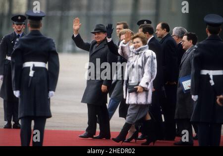 Premierministerin Margaret Thatcher trifft am 7th 1987. Dezember auf der RAF-Basis Brize Norton den sowjetischen Staatspräsidenten Michail Gorbatschow und Raisa Gorbatschow Stockfoto