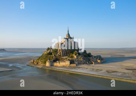 Dieses Landschaftsfoto wurde im Frühjahr in Europa, Frankreich, der Normandie und der Manche aufgenommen. Wir können Le Mont-Saint-Michel bei Sonnenaufgang, unter der Sonne, sehen Stockfoto