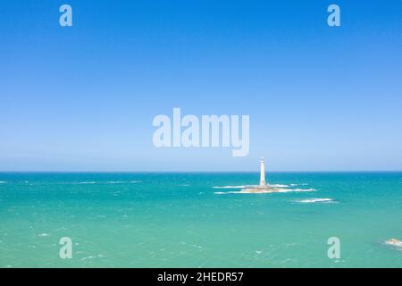 Dieses Landschaftsfoto wurde im Frühjahr in Europa, Frankreich, der Normandie und der Manche aufgenommen. Wir können Le Phare du Cap de la Hague sehen, unter der Sonne Stockfoto