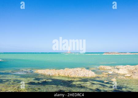 Dieses Landschaftsfoto wurde im Frühjahr in Europa, Frankreich, der Normandie und der Manche aufgenommen. Wir können Le Phare du Cap de la Hague vor der Normandie sehen Stockfoto