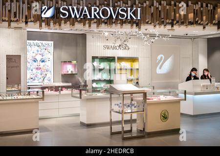 Hongkong, China. 10th Januar 2022. Der österreichische Schmuckhersteller und Luxusmarke Swarovski Store in Hongkong. (Foto von Budrul Chukrut/SOPA Images/Sipa USA) Quelle: SIPA USA/Alamy Live News Stockfoto