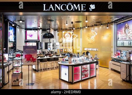 Hongkong, China. 10th Januar 2022. Französische Luxusparfüms- und Kosmetikmarke Lancome in Hongkong gesehen. (Foto von Budrul Chukrut/SOPA Images/Sipa USA) Quelle: SIPA USA/Alamy Live News Stockfoto