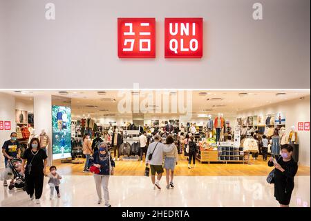 Hongkong, China. 10th Januar 2022. Käufer sind im japanischen Bekleidungsgeschäft Uniqlo in Hongkong zu sehen. (Foto von Budrul Chukrut/SOPA Images/Sipa USA) Quelle: SIPA USA/Alamy Live News Stockfoto