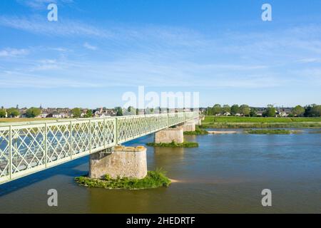 Dieses Landschaftsfoto wurde in Europa, in Frankreich, in der Region Centre, im Loiret, im Sommer aufgenommen. Wir können die alte Eisenbahnbrücke in der Stadt sehen Stockfoto