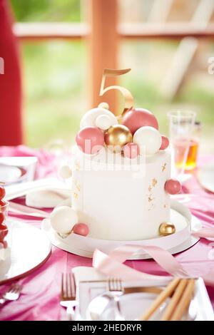 Geburtstag rosa girly 5th Jahrestag Kuchen. Firmenfeier, Firmenjubiläum Konzept. Rosa Dessert Hintergrund, Nachbildung festliche Kuchen. Hochwertige Fotos Stockfoto