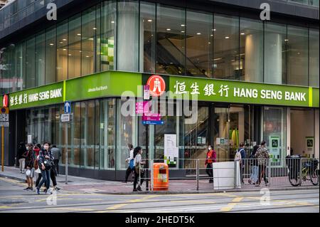 Hongkong, China. 10th Januar 2022. Fußgänger laufen an der Hang Seng Bank Filiale in Hongkong vorbei. (Foto von Budrul Chukrut/SOPA Images/Sipa USA) Quelle: SIPA USA/Alamy Live News Stockfoto