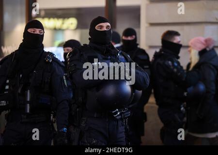 Leipzig, Deutschland. 10th Januar 2022. Die Polizei sichert den Richard-Wagner-Platz. Unter dem Motto "gemeinsam für Demokratie und Solidarität" finden in der Leipziger Innenstadt Demonstrationen von Linken, SPD, Grünen und dem Aktionsnetzwerk "Leipzig nimmt Platz" statt, als Protest gegen die Proteste gegen die Corona-Maßnahmen, an denen zahlreiche Rechtsextremisten teilnehmen und organisieren. In ganz Sachsen gibt es erneut mehrere Aufrufe an soziale Netzwerke zu Demonstrationen gegen Corona-Maßnahmen. Quelle: Jan Woitas/dpa/Alamy Live News Stockfoto