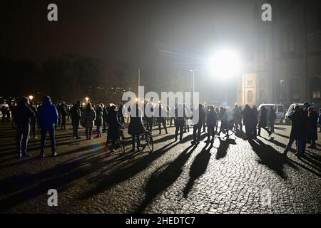 Potsdam, Deutschland. 10th Januar 2022. Demonstranten stehen während einer Abschlusskundgebung gegen die Corona-Regeln auf dem Bassinplatz. Für den Abend am Brandenburger Tor wurden eine Demonstration gegen das Corona-Reglement und eine Gegendemonstration angekündigt. Quelle: Soeren Stache/dpa-Zentralbild/dpa/Alamy Live News Stockfoto