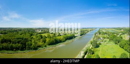 Dieses Landschaftsfoto wurde in Europa, Frankreich, der Normandie, in Richtung Caen, Ranville, Im Sommer. Wir sehen den Panoramablick auf die Pegasus-Brücke und die Stockfoto