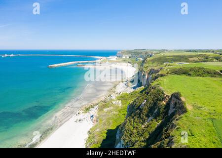 Dieses Landschaftsfoto wurde in Europa, Frankreich, der Normandie, in Richtung Etretat, im Sommer aufgenommen. Wir können Le Port Antifer in Richtung Le Havre und seine beeindruckende sehen Stockfoto