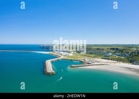 Dieses Landschaftsfoto wurde in Europa, Frankreich, der Normandie, in Richtung Etretat, im Sommer aufgenommen. Wir können Le Port Antifer in Richtung Le Havre sehen, unter der Sonne Stockfoto