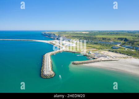 Dieses Landschaftsfoto wurde in Europa, Frankreich, der Normandie, in Richtung Etretat, im Sommer aufgenommen. Wir können die Deiche von Port Antifer in Richtung Le Havre sehen, unter t Stockfoto