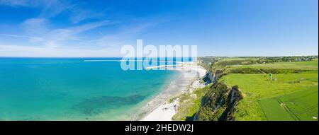 Dieses Landschaftsfoto wurde in Europa, Frankreich, der Normandie, in Richtung Etretat, im Sommer aufgenommen. Wir sehen den Panoramablick von Port Antifer in Richtung Le Havre A Stockfoto