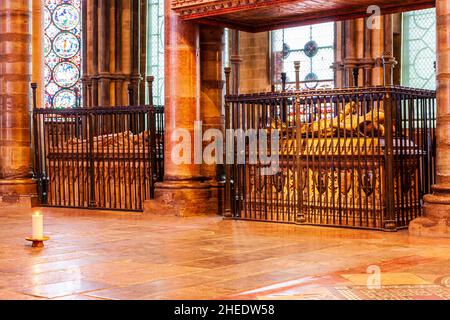 Innenraum der Kathedrale von Canterbury, polierter Steinboden mit einer einzigen großen Kerze, die in Erinnerung an Thomas in der Nähe des Grabes des Schwarzen Prinzen brennt Stockfoto