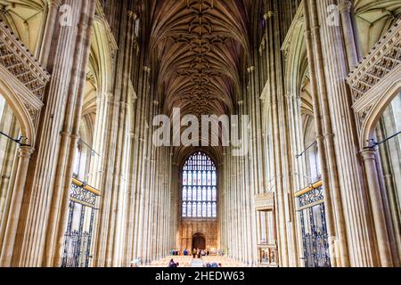 Innenraum der Kathedrale von Canterbury. Weitwinkelansicht, Touristen umherwandern, mit der gewölbten Decke des Kirchenschiffs hoch über ihnen. Stockfoto