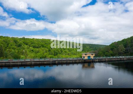 Dieses Landschaftsfoto wurde in Europa, Frankreich, Burgund, Nievre, Morvan, Im Sommer. Wir sehen den Staudamm des Lac de Chaumecon und seine Spiegelungen auf dem See Stockfoto