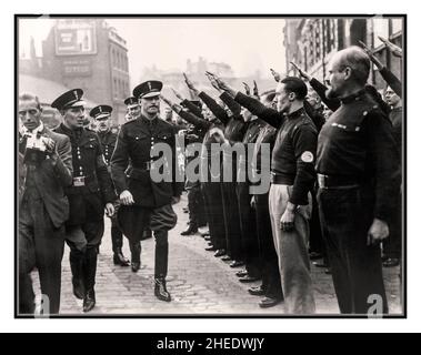 OSWALD MOSLEY BUF PARTY 1930s Großbritannien Oswald Mosley, Führer der 'British Union of Faschists', der während einer fazistischen Kundgebung in London einen rechtsextremen Nazi-Gruß von Anhängern überlässt 1937 Leiter der British Union of Faschists Mitglieder der Union of Faschists grüßen ihren Führer, Sir Oswald Mosley. Oswald Mosley, der Führer der Britischen Union der Faschisten. Stockfoto