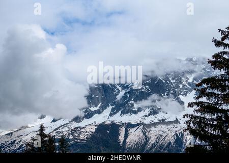 Dieses Landschaftsfoto wurde in Europa, in Frankreich, in den Alpen, in Richtung Chamonix, im Sommer aufgenommen. Wir sehen den Panoramablick auf die Aiguille de Blaitiere Stockfoto