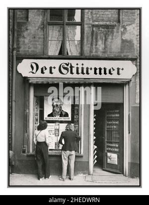 DER STURMER NSDAP Nazi Anti-jüdische rassistische Propaganda Zeitungsausgangsbüros der Nazi-Zeitung DER STURMER Danzig in Polen, 1930s. Auf einem antisemitischen Poster im Fenster steht: „die Juden sind unser Ungluck!“ ('die Juden sind unser Unglück' der Stürmer Tabloid Wochenzeitung, herausgegeben von Julius Streicher, dem Gauleiter von Franken, von 1923 bis zum Ende des Zweiten Weltkriegs Nürnberg das Nazi-Deutschland im Jahr WW2 genehmigte Streicher regelmäßig Artikel, die die Vernichtung und Vernichtung der jüdischen Rasse forderten. Der Stürmer war vor allem für seine antisemitischen Karikaturen bekannt, Stockfoto