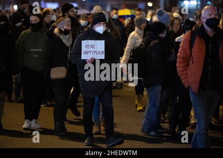 Köln, Deutschland. 10th Januar 2022. Demonstranten marschieren durch das Stadtzentrum. In Köln gingen am Montagabend mehr als 1.000 Menschen gegen die Corona-Maßnahmen auf die Straße. Quelle: Federico Gambarini/dpa/Alamy Live News Stockfoto