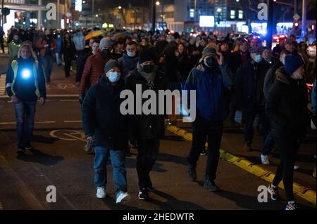 Köln, Deutschland. 10th Januar 2022. Demonstranten marschieren durch das Stadtzentrum. In Köln gingen am Montagabend mehr als 1.000 Menschen gegen die Corona-Maßnahmen auf die Straße. Quelle: Federico Gambarini/dpa/Alamy Live News Stockfoto