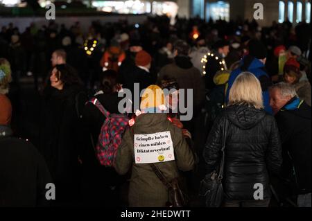 Köln, Deutschland. 10th Januar 2022. Demonstranten marschieren durch das Stadtzentrum. In Köln gingen am Montagabend mehr als 1.000 Menschen gegen die Corona-Maßnahmen auf die Straße. Quelle: Federico Gambarini/dpa/Alamy Live News Stockfoto