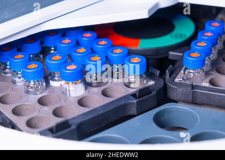 Autosampler mit Glasfläschchen zur chromatographischen Trennung und Analyse organischer Verbindungen. Studie über metabolomisches Pflanzenprodukt. Stockfoto