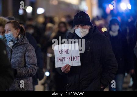 Köln, Deutschland. 10th Januar 2022. Demonstranten marschieren durch das Stadtzentrum. In Köln gingen am Montagabend mehr als 1.000 Menschen gegen die Corona-Maßnahmen auf die Straße. Quelle: Federico Gambarini/dpa/Alamy Live News Stockfoto