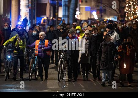 Köln, Deutschland. 10th Januar 2022. Demonstranten marschieren durch das Stadtzentrum. In Köln gingen am Montagabend mehr als 1.000 Menschen gegen die Corona-Maßnahmen auf die Straße. Quelle: Federico Gambarini/dpa/Alamy Live News Stockfoto