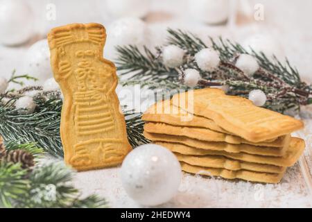 SPECULOOS Kekse auf weißem Hintergrund mit weihnachtlicher Dekoration. Europäische Spezialität zu Weihnachten. Stockfoto