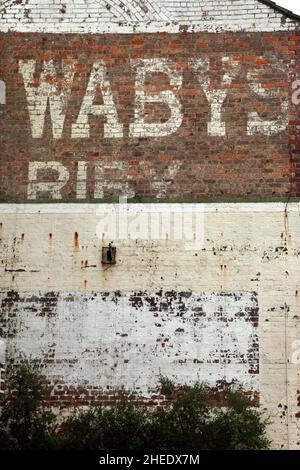 Alte Werbung für Wabys Wäscheleinen von Riby Square, Grimsby, an der Seite eines Gebäudes in High Street, Cleethorpes, North East Lincolnshire, Großbritannien. Stockfoto