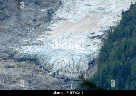Dieses Landschaftsfoto wurde in Europa, in Frankreich, in den Alpen, in Richtung Chamonix, im Sommer aufgenommen. Wir können Le Glacier des Bossons im Mont Blanc Mas sehen Stockfoto