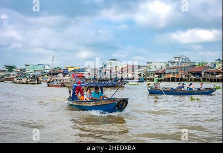 Cai Rang, Vietnam - 25. November 2019: Ein Boot mit Tourits auf den schwimmenden Märkten am Mekong-Fluss Stockfoto