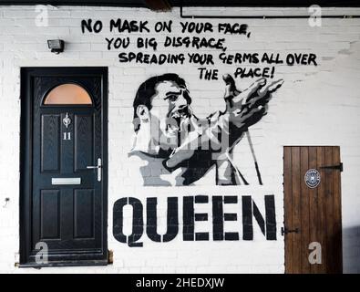 Queen/Freddie Mercury Graffiti-Kunstwerk, mit Covid-19 Maske trägt Nachricht beigefügt. An der Gassenmauer an der Coach Street, Skipton, North Yorkshire. Quelle: John Bentley/Alamy Live News Stockfoto